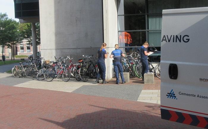 Foutgeparkeerde fietsen bij station afgevoerd