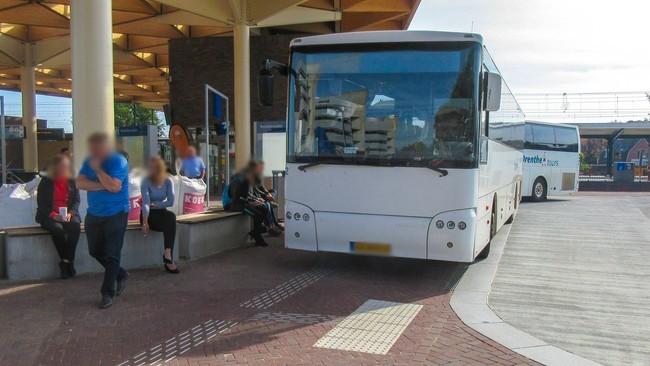 Bussen van Landmacht blokkeren blindengeleidestrook op station