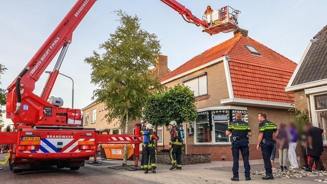 Brandweer veegt schoorsteen na brandje in Assen-Oost (Video)