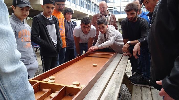 Veel bezoekers op open burendag bij AZC Assen (Video)