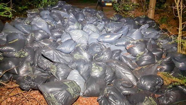 Grote hoeveelheid drugsafval in bos bij Papenvoort gevonden