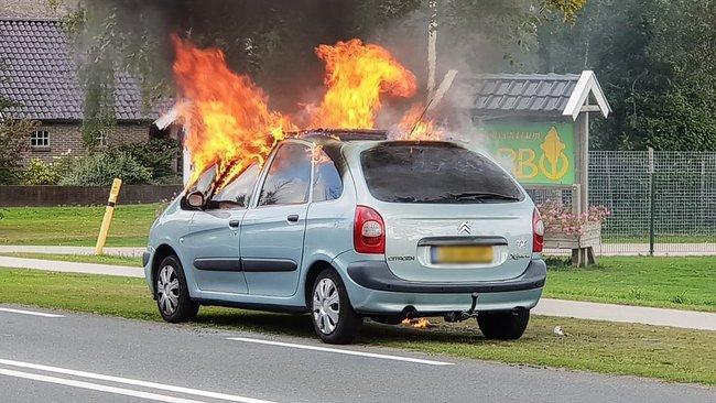 Brand verwoest auto nabij Assen