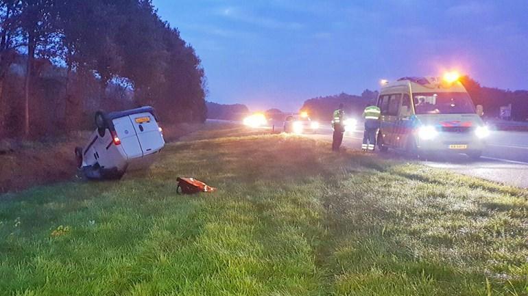 Busje slaat op A28 bij Assen over de kop