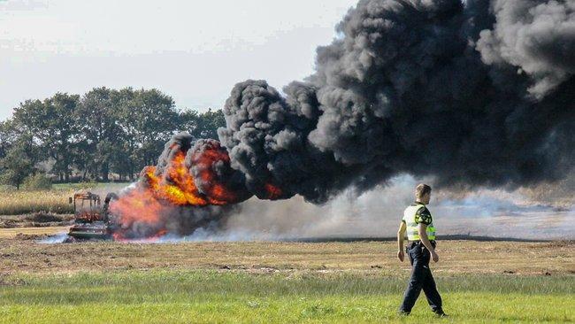 Brand verwoest landbouwvoertuig in Gasteren