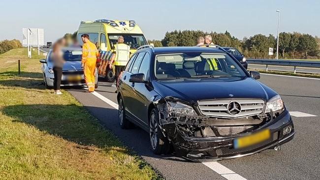 Autos botsen op N33 tussen Assen en Rolde