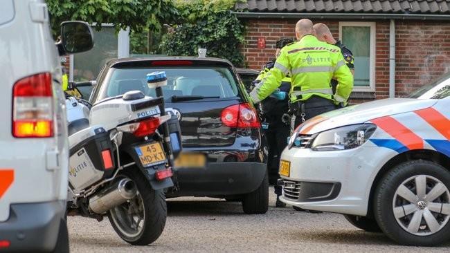 Politie rijdt auto klem na achtervolging in Peelo (Video)