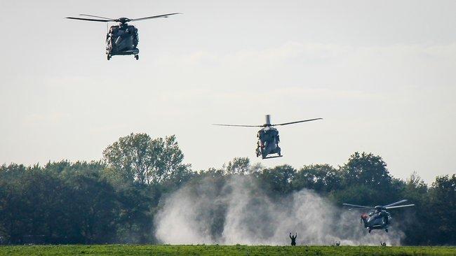 Fotos: Defensiehelikopters landen in Assen tijdens grote oefening