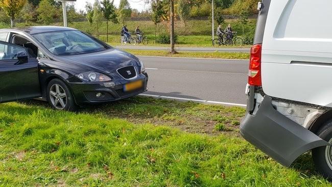 Autos botsen op wegvlak Peelo