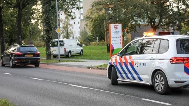 Auto en bus schampen elkaar