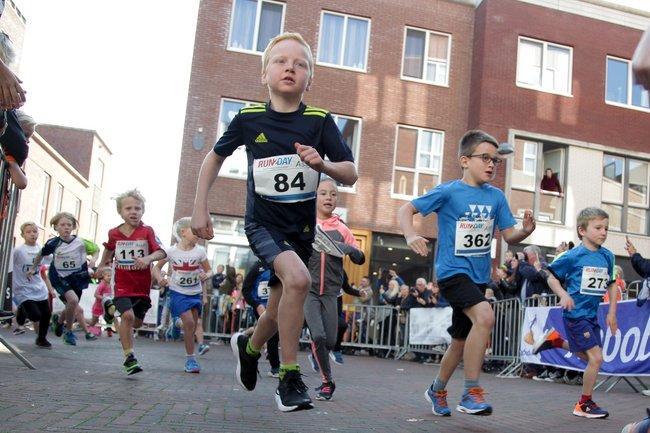 Wethouder Bob Bergsma reikt prijzen uit in competitie AssenRuns