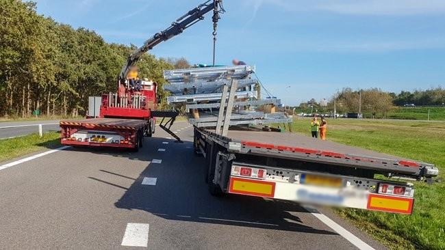 Vrachtwagen verliest ijzeren panelen op A28 bij Assen