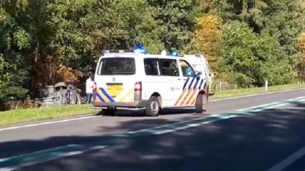 Auto op de kop in de sloot na ongeval op N34