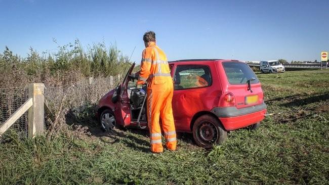 Auto raakt van de N33 bij Assen (Video)