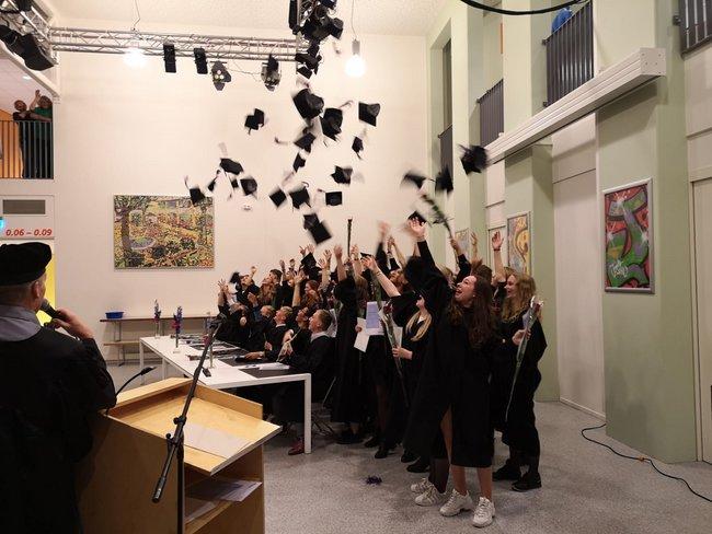 Leerlingen ontvangen diploma tweetalig onderwijs op Lariks 