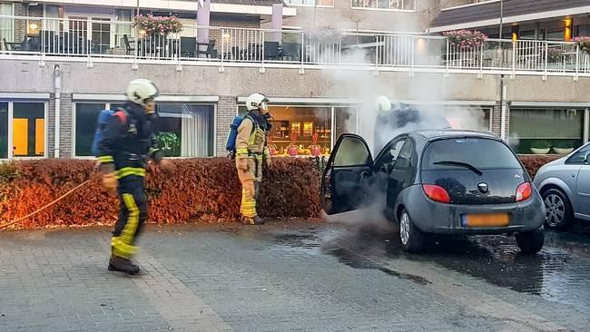 Auto bij Van der Valk Assen door brand verwoest (Video)