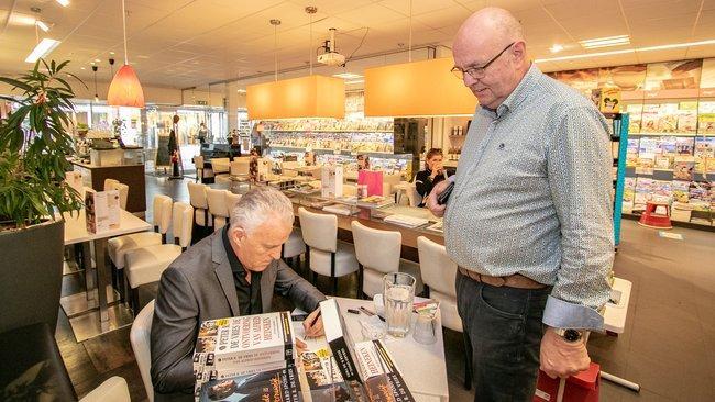 Fotos: Peter R. de Vries signeert bij Vanderveen