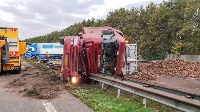 Ravage op A28 bij Assen: drie vrachtwagens botsen op elkaar (Video)