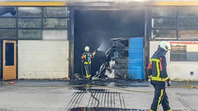 Flinke brand bij autobedrijf Winkler Prinsstraat (video)
