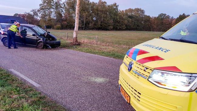 Gewonde bij botsing tegen boom in Gasteren