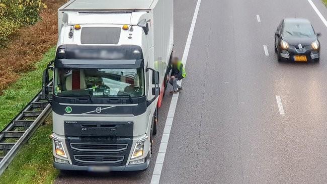 Poolse vrachtwagenchauffeur krijgt volle laag van hulpdiensten na levensgevaarlijke actie