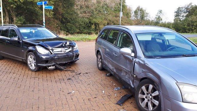 Autos botsen op elkaar in Beilen