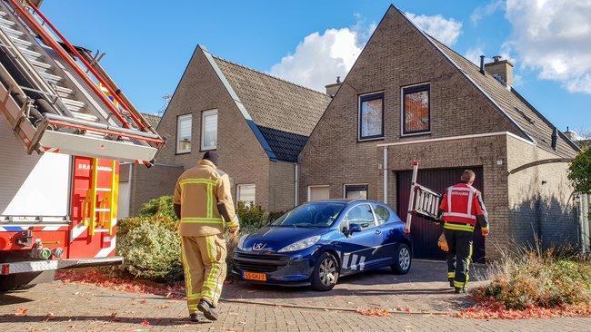 Brandweer redt vogel uit afvoerpijp in woning Marsdijk