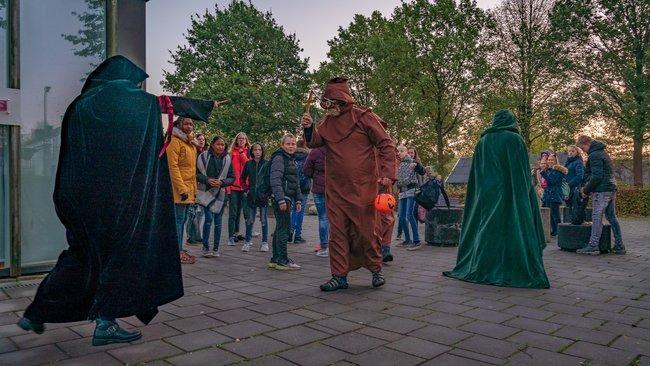 Fotos: Leerkrachten PrO zorgen voor Halloween stunt