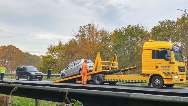 Drie autos botsen op A28 bij Assen