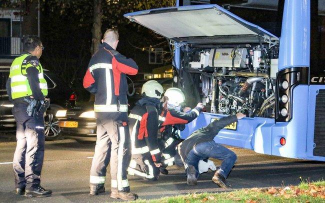 Brandweer controleert bus in Assen na vermoeden van brand