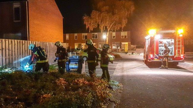 Brandweer blust containerbrand in Peelo