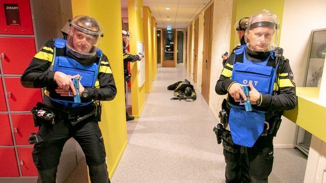 Politie oefent extreem geweld in school Lariks