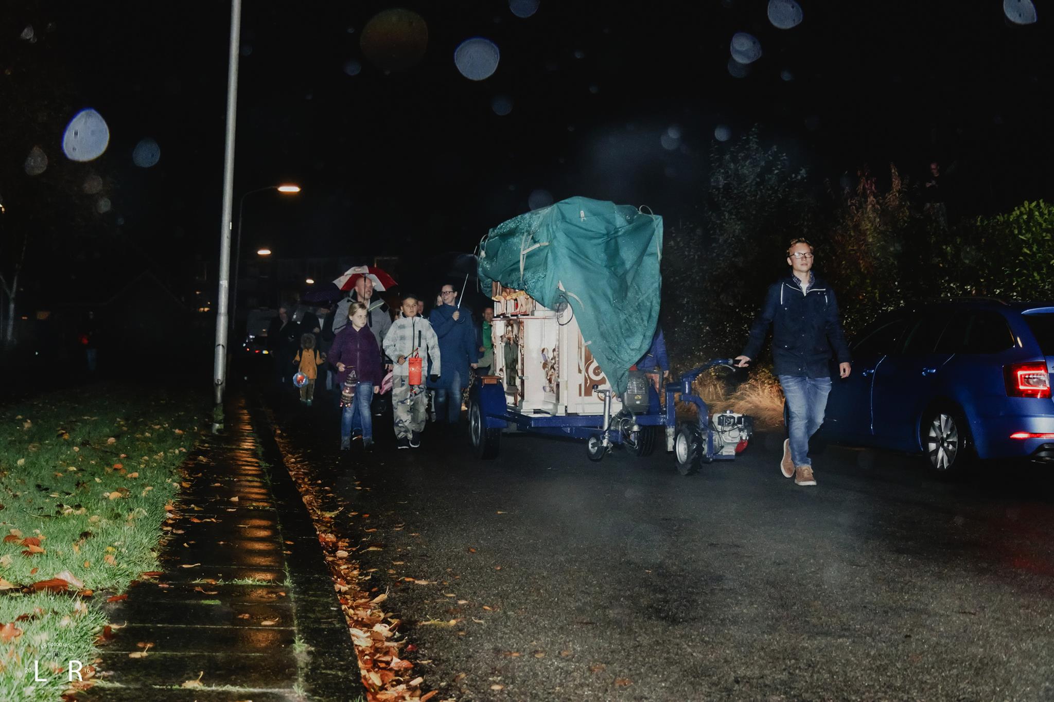 Honderden kinderen bij lampionnenoptocht Peelo