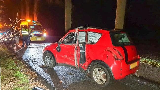 Gewonde bij botsing tegen boom in Assen (Video)