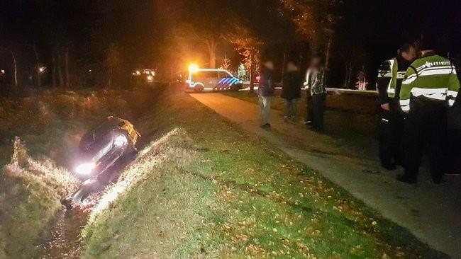 Auto belandt in de sloot nabij Assen