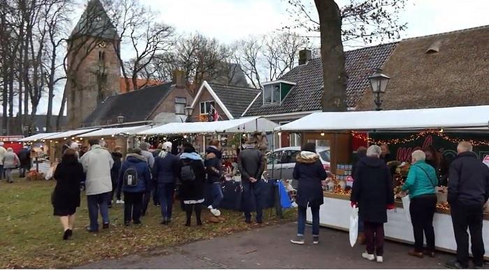 Dickens Kerstmarkt Vries goed bezocht (Video)