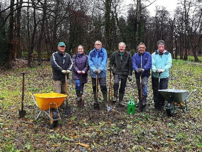 Bij-vriendelijk planten strijken op landgoed Valkenstijn