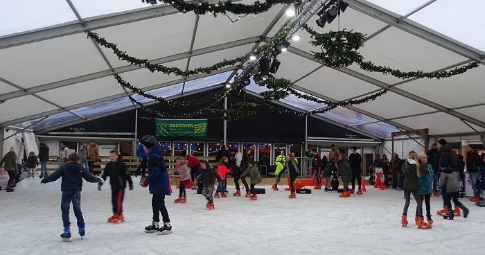 Steeds meer mensen op schaatsbaan Assen