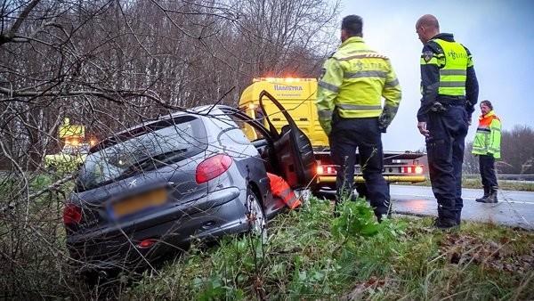 Automobiliste rijdt van oprit A28 bij Assen af