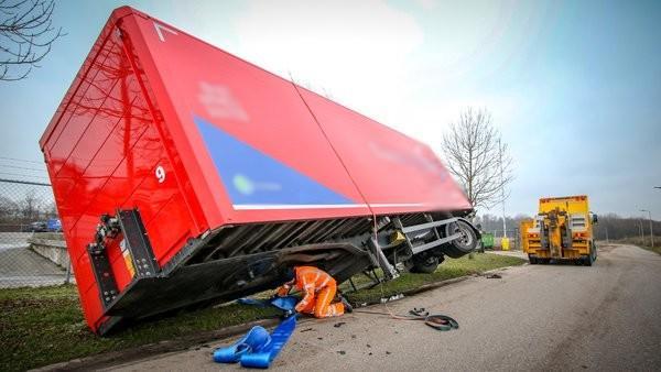 Trailer schiet van vrachtwagen en kantelt in Assen