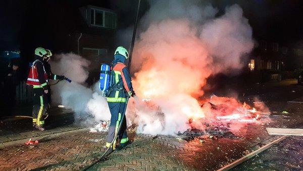 Vreugdevuur verwoest lantaarnpaal Assen-Oost