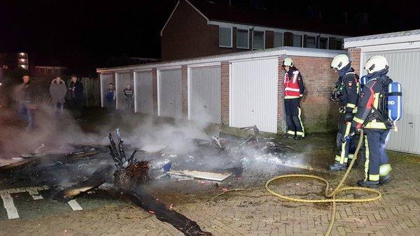 Brandweer blust vreugdevuur in Lariks