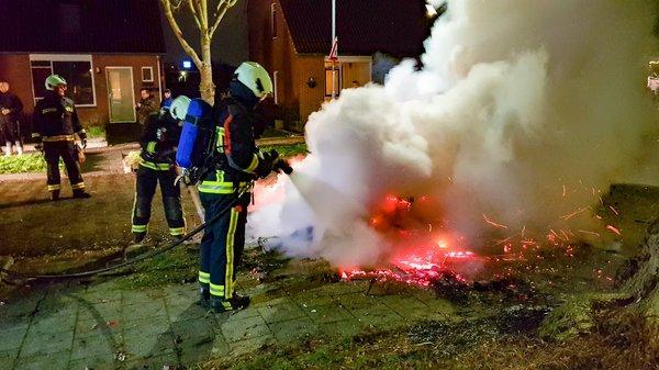 Brandweer blust vreugdevuur in Assen-Oost (Video)
