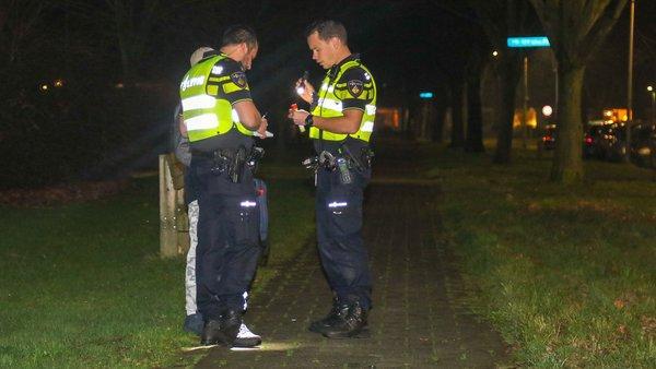 Agenten in Assen met vuurwerk bekogeld