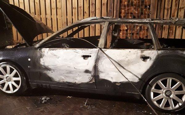 Auto in Assen-Oost in de brand gestoken
