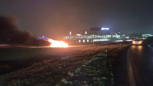 Auto brandt op A28 bij Assen volledig uit