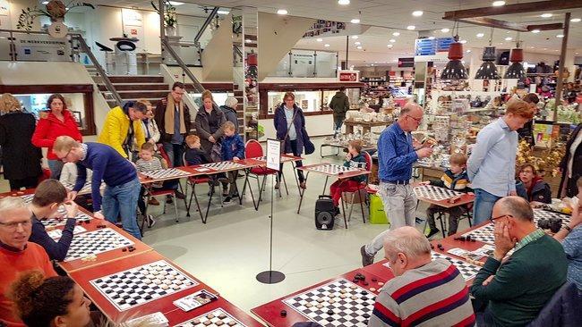 Dammers Jan en Jitse gaan los in warenhuis Vanderveen