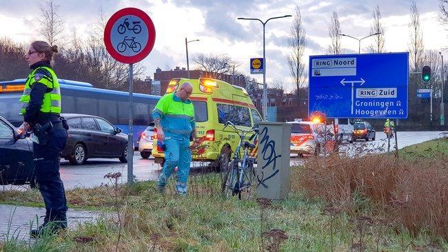 Gewonde bij ongeval tussen auto en fietser in Assen (Video)