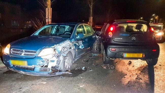 Twee autos botsen tijdens inhaalmanoeuvre in Assen-Oost (Video)