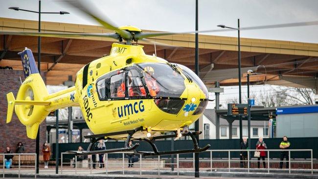 Traumahelikopter landt op Stationsplein in Assen
