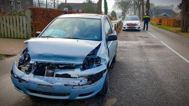 Auto botst achter op vrachtwagen in Beilen